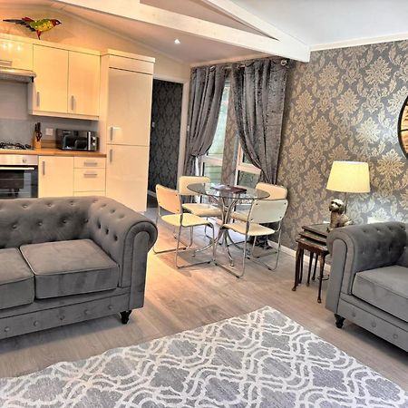 Welsh Villa-Hot Tub-Tenby-Carmarthen-Forestsetting 외부 사진