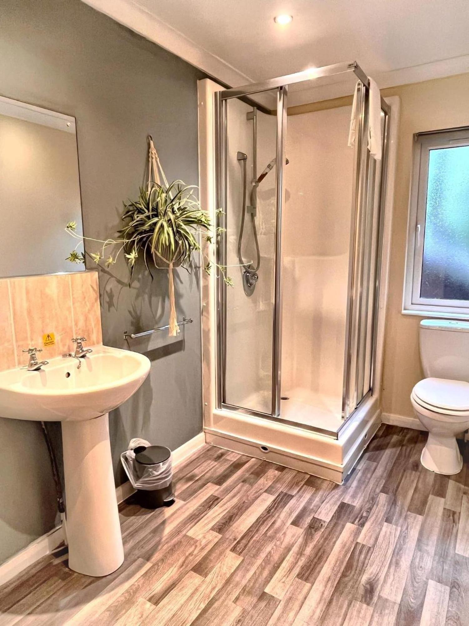 Welsh Villa-Hot Tub-Tenby-Carmarthen-Forestsetting 외부 사진